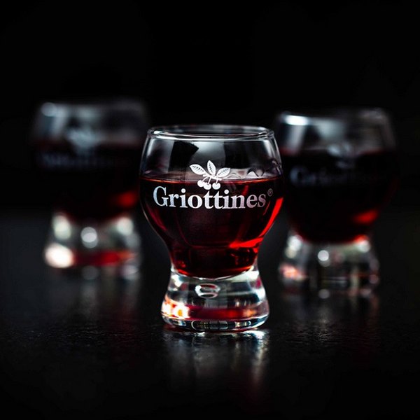 Verre shooter filled with griottines Peureux and alcohol