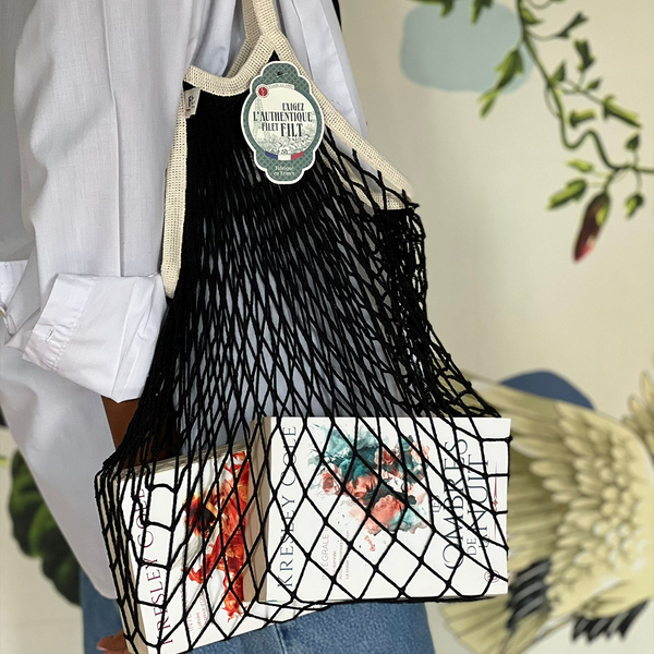 Black écru Filt 1860's 100% cotton net shopping bag with books in it