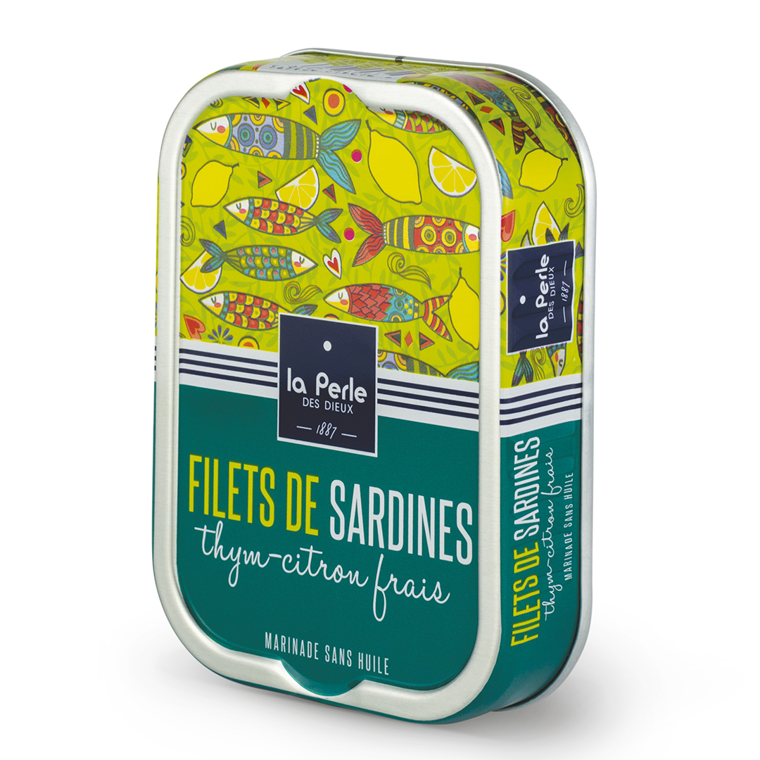 Side view of La Perle des Dieux' tin of oil-free sardine fillets with thyme and fresh lemon. Net weight: 115g