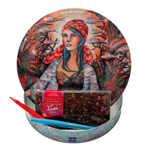 'L'Escapade Vendéenne' collector tin open with Voisin's vegan 74% Cuban cocoa dark chocolate gourmande bar with red fruits and 2 pens